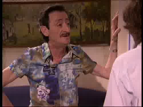 Mira esto, de Versace.
-¿De Versace...?
