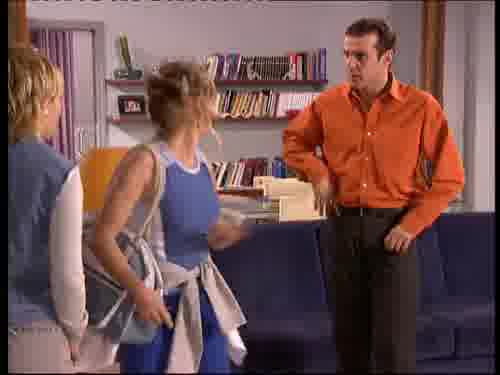 -Me estás echando de mi casa.
-Sí, pero es que voy a besarla.