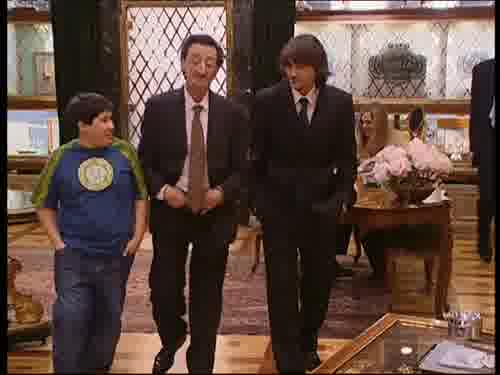 -La que llevo yo, la de gastar.
-Buenas tardes.