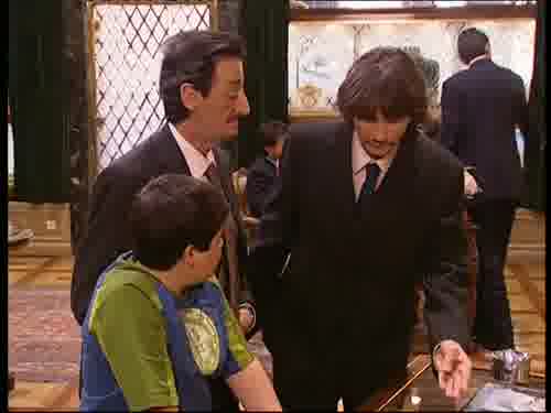 -Es que hay que ponerse así
para que parezca que entendemos.