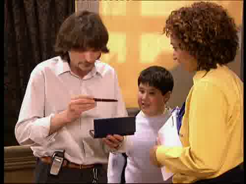 -Cariño, más abajo. Aquí.
-Ah. "Con mucho amor. Rocío".