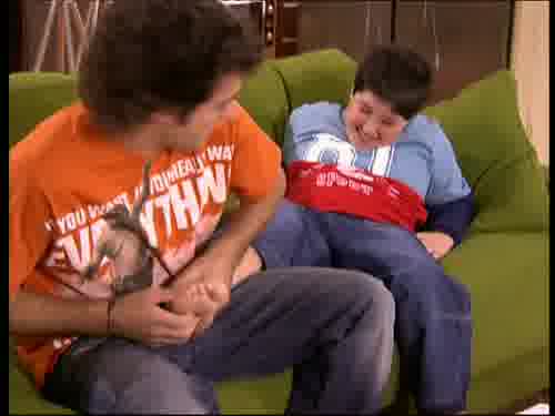 -Si es que me haces cosquillas.
-Concéntrate. A ver.