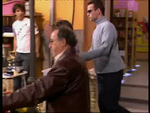 -Yo mejor voy en el autobús,
aquí no cabemos todos.