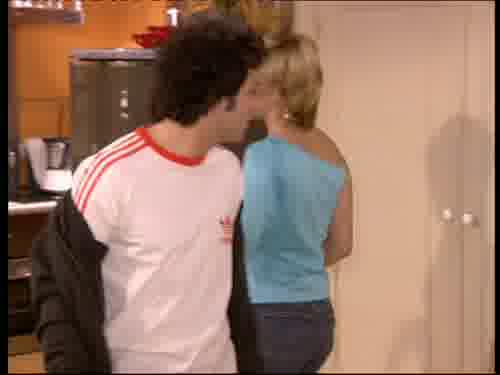 -¿Y tiene que practicar contigo?
¿No llega a sus pies?