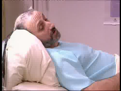 -No cantes victoria. Todavía tienes
que pasar el postoperatorio.