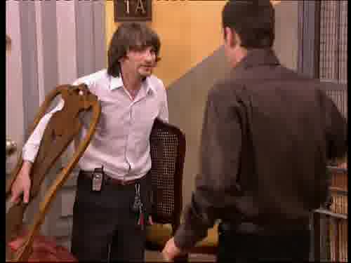 -Sube estos zapatos espantosos de
Fernando, así me los quito de aquí.