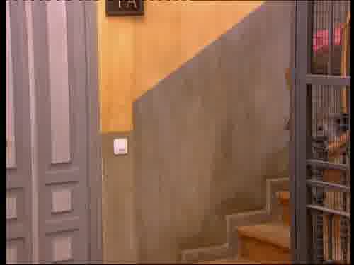 -Emilio, sube estas cortinas,
que las acabo de cambiar.