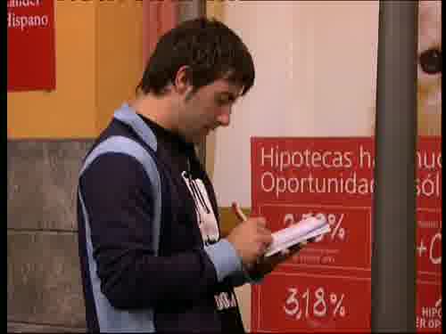 -¿Ve algo interesante?
-Sí, gracias.