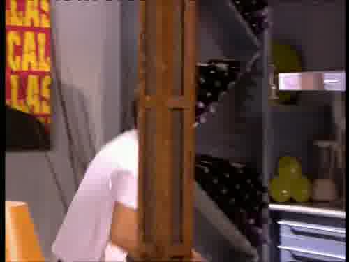 -Voy a desayunar. ¿Y el exprimidor?
-En el armarito de arriba.