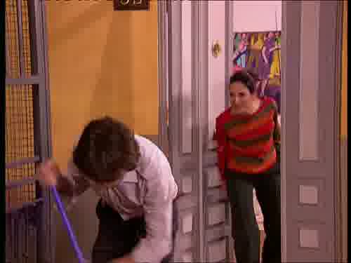 :-* -Emilio. Tengo una idea para
quitarnos de encima al pájaro. Ven.