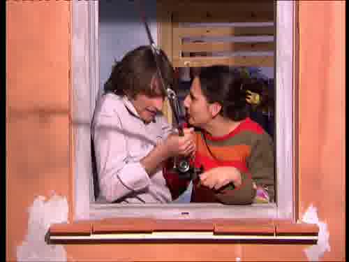-Que la vais a tirar.
-Que se cae el agua.