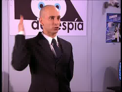 ...básicas del sujeto.
-Es periodista, gay y está...