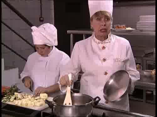 -Céntrate, Vicenta. Si sofríes
primero la cebolla, está más rico.