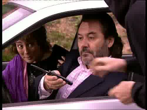 -¿Qué digo? "Nieves,
arriba las manos".
