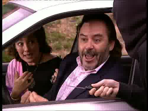 -Y cambia la voz.
-Se creerá que soy...