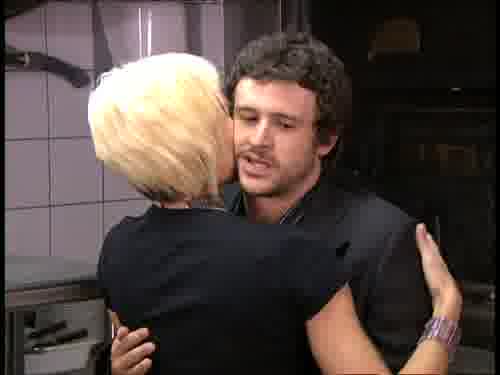-Por favor, estamos trabajando.
-Tú, a lo tuyo.