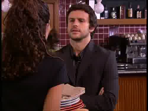 -Inténtalo, cariño, que esto pesa.
-Alicia se ha enamorado de mí.