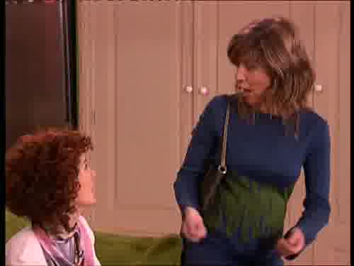 -O se está acostando con otra.
(LUCÍA Y BEA) -No...