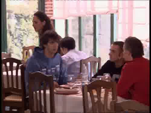 -¿De qué te vas a quejar,
de que la camarera no te pone?