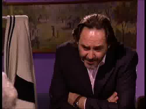 -¿Por qué lo escondéis en mi casa?
Cuando cante, os pillan.