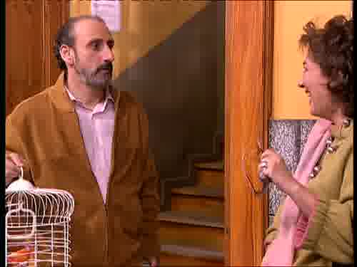 -En la puerta hace fotografías,
te la voy a traer.