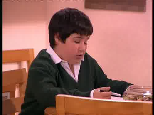 -Listo, estoy en su cuaderno azul,
soy el futuro jefe de estudios.