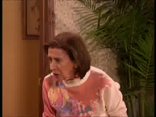 -Voy por mi bolso.
-Esperad que termine de cenar.