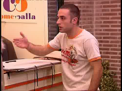 -Los tres cerditos
están montando una orgía.