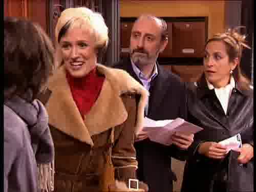 -Ahora el gafe trae buena suerte.
Ven.