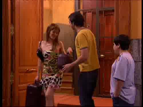 -Deja que te ayude. Vamos dando
un paseo. ¿No te parece que hace...