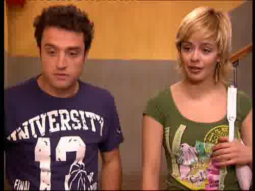 -¡Oye, correr no vale
que llevo tacones!