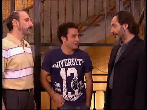 -Yo no sé por qué tienen que venir
tres notarios.