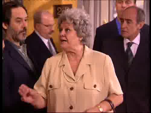-A mí me han llamado.
-Y a mí.