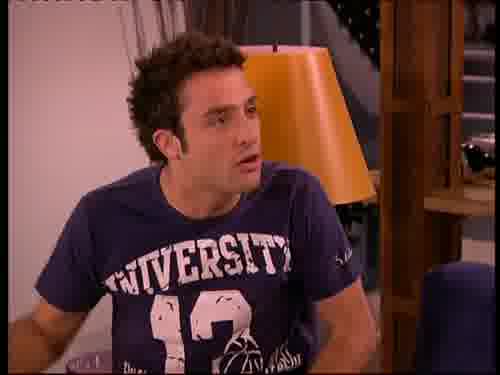 -¿Tú quién eres?
-¿Yo? Roberto, un vecino.