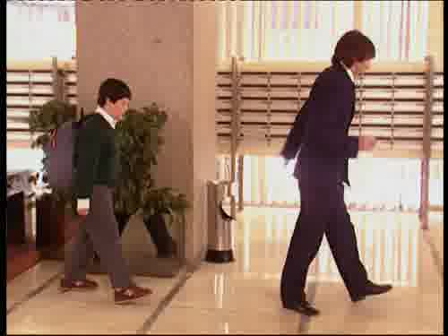 -Son los zapatos que me hacen daño.
Y el suelo resbala.