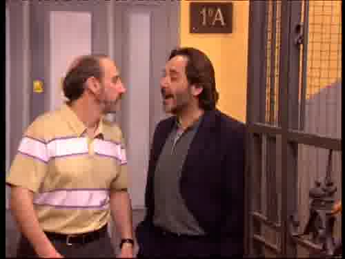 -Juan, ayúdeme, que me he quedado
encerrada en el ascensor.