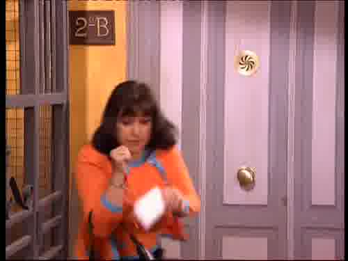 -Vamos a la calle a hacer el mal;
me hago la muerta en la acera,