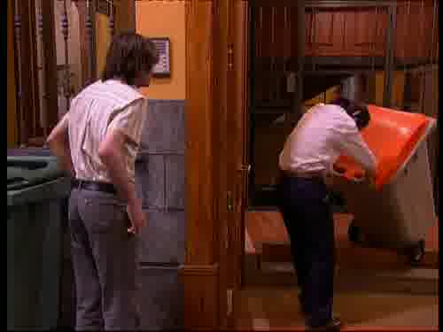 -Si bajas así el cubo,
te cargas los escalones.