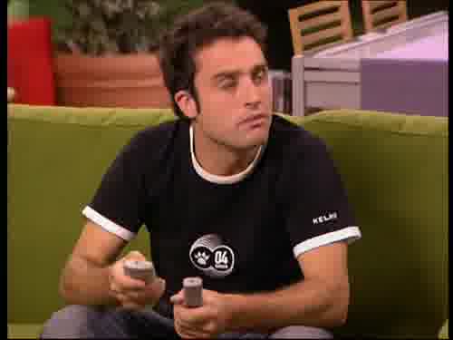 -No me estás escuchando.
-Que sí, estoy a las dos cosas.