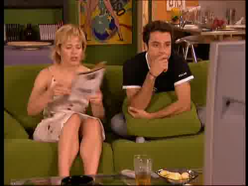 -No cambies. Dame el mando.
-Estás siempre viendo el culebrón.
