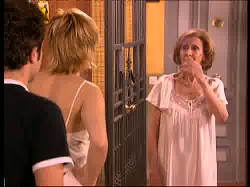 Qué mona va esta chica siempre,
hasta cuando se va a la cama.