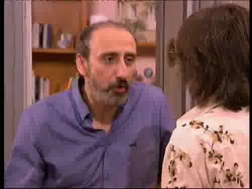 -Pero usted tiene trabajo y casa.
-No manipules. No le haga caso.