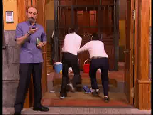 -Señor Juan, me empuja.
-Eres tú quien me empuja.