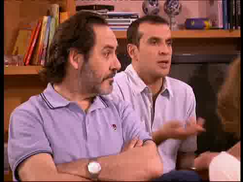 -El mando a distancia será enorme.
-Como si tiene 500. La fachada...