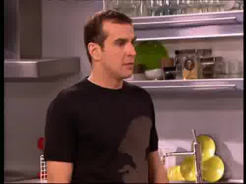 Te puedo prestar ropa.
-¿Alguien quiere un café?