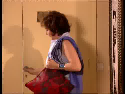 -Corre, que acaba de empezar.
-Paloma, ¿qué haces aquí?