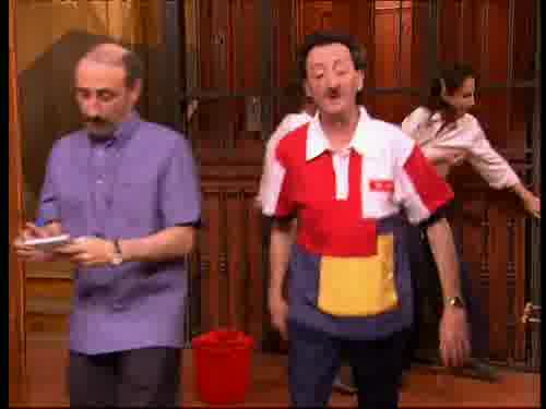 -El cubo lo saco yo.
-Lo saco yo.