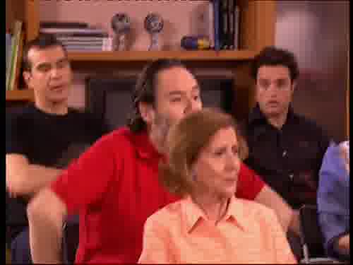 -Un momento, por favor.
Yo venía a despedirme,