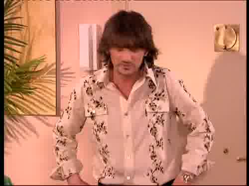 -No, no. Espera, Emilio.
Éste es tu sitio. No puedes irte.