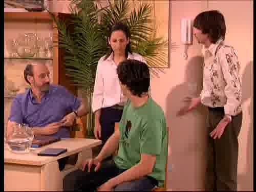 -Pues dame un abrazo.
(TODOS APLAUDEN)